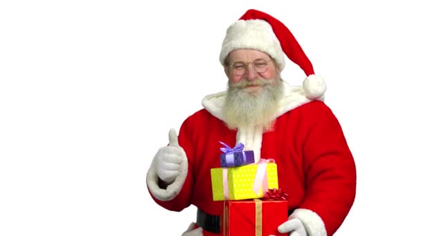 Santa zobrazeno palec nahoru izolované. — Stock video
