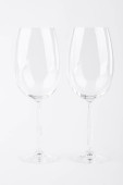 Dvě prázdné sklenice přes bílý.