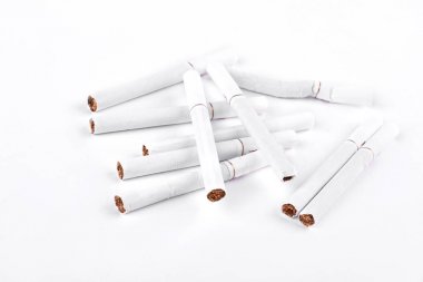 beyaz zemin üzerinde birçok Sigara.