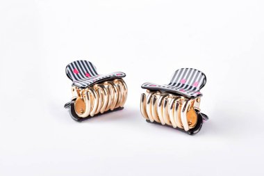 Güzel saç beyaz arka plan üzerinde klipler.