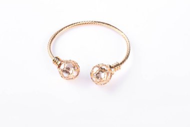 Beyaz arka planda altın bilezik.