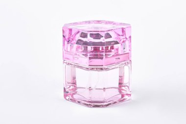 Pembe cam parfüm şişesi.