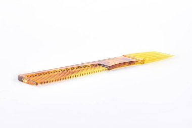 Beyaz arka plan üzerinde plastik tarak berber.