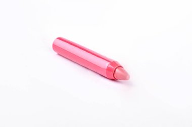 Beyaz arka plan üzerinde pembe ruj-kalem.