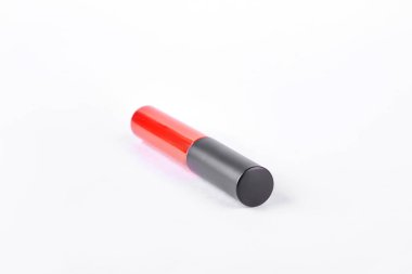 Kırmızı sıvı ruj siyah kapaklı.