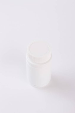 Haplar için beyaz plastik şişe.