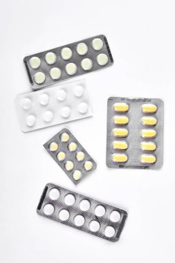 Beyaz arka plan üzerinde kabarcıklar hap.