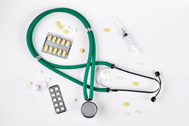 Stetoskop, hap, şırınga, tıbbi geçmişi.