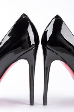 Kadın deri yüksek topuklu çifti.