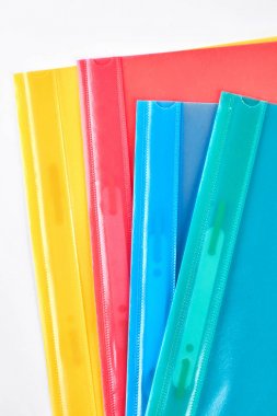Dört renkli şeffaf klasör.