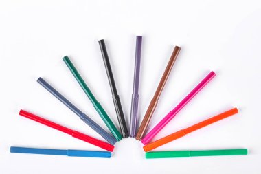 Çok renkli işaretleyicileri, üstten görünüm üzerinden dekorasyon.