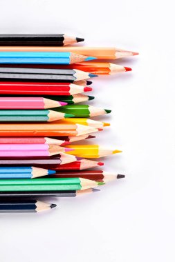 Beyaz arkaplanda renkli kalemler.