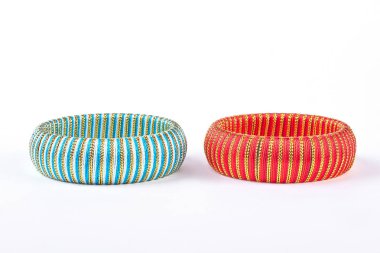 Beyaz arka plan üzerinde moda bilezik.