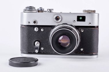 Eski kamera ve plastik kap.