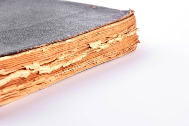 Beyaz arka plan üzerinde antik kitap.