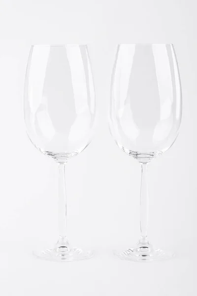 Dois copos de vinho vazios sobre branco . — Fotografia de Stock