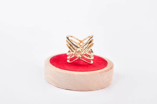Lyxiga golden ring på röda stativ. — Stockfoto