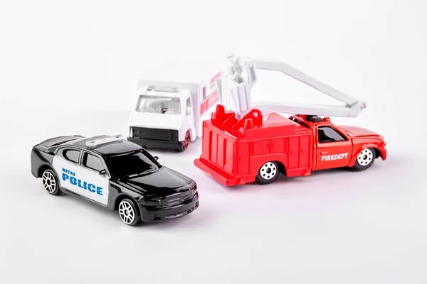 Zestaw samochodów zabawki, białe tło. — Zdjęcie stockowe