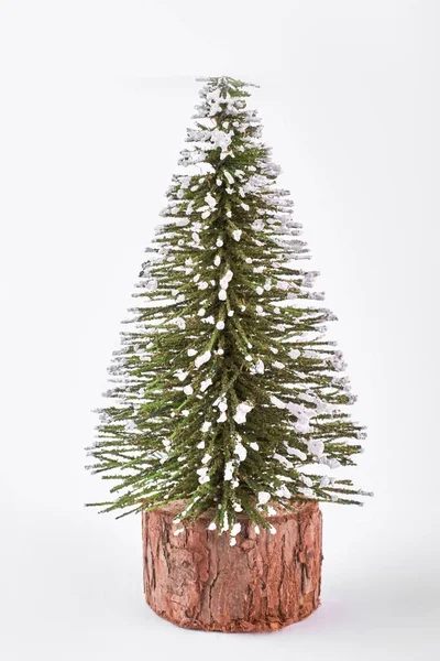 Miniatur-Weihnachtsbaum auf weißem Hintergrund. — Stockfoto