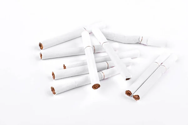 Många cigaretter på vit bakgrund. — Stockfoto