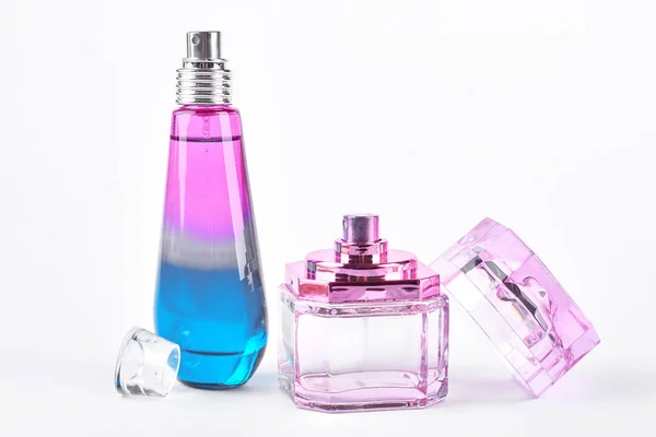 Dos botellas de perfume de vidrio de moda . — Foto de Stock