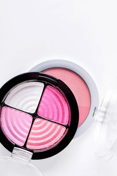 Sombras de ojos de tono rosa y rubor . —  Fotos de Stock