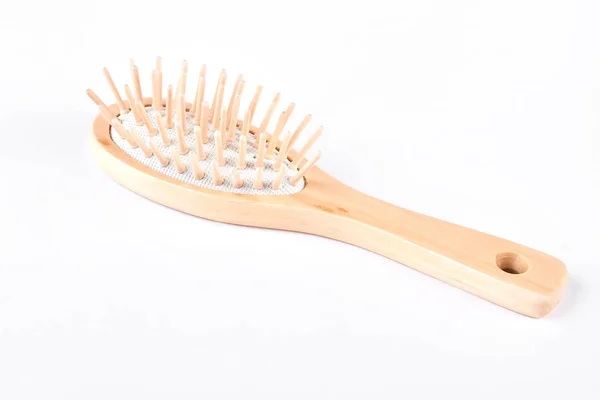 Brosse à cheveux en bois, fond blanc . — Photo