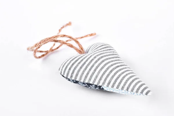 Wit gestreept handgemaakte textiel hart. — Stockfoto