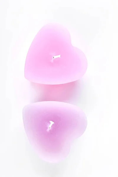 Две розовые свечи в форме сердца . — стоковое фото