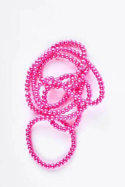 Nacklace plastica rosa su sfondo bianco . — Foto Stock