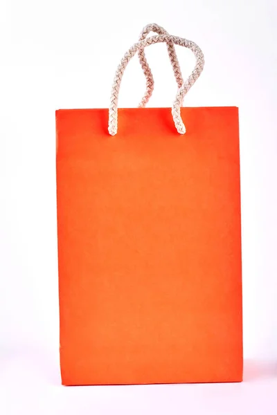 Shopping bag arancione su sfondo bianco . — Foto Stock