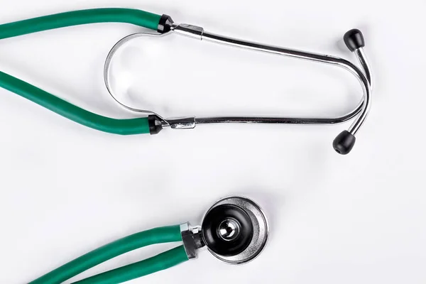 Tıbbi yeşil stetoskop, beyaz arka plan. — Stok fotoğraf