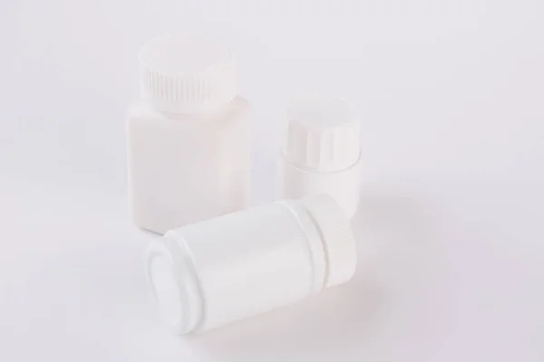 Diferentes tamaños botellas blancas para pastillas . — Foto de Stock