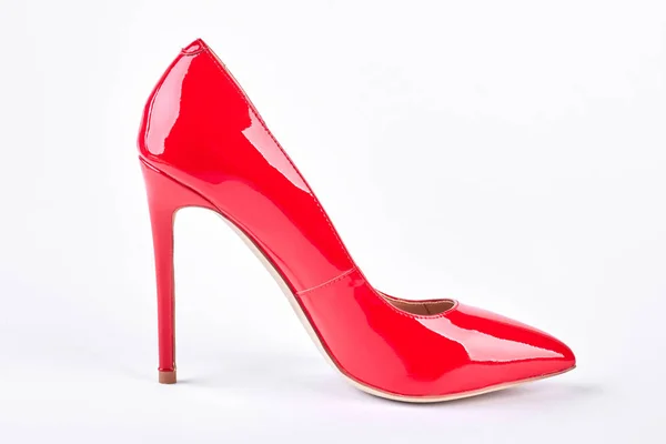 Mulher sapato vermelho no fundo branco . — Fotografia de Stock