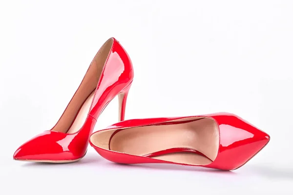 Klasszikus piros cipő magas sarkú cipő. — Stock Fotó