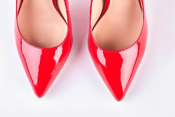 Женщина новая красная лакированная обувь . — стоковое фото