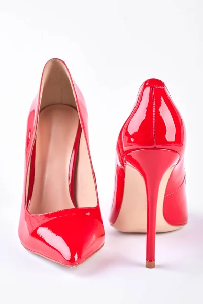 Красные лакированные каблуки на белом фоне . — стоковое фото