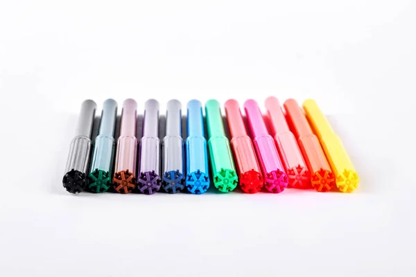 Raw de marcadores multicolores, fondo blanco . — Foto de Stock