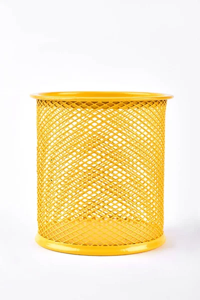 Pot métallique jaune pour marqueurs . — Photo