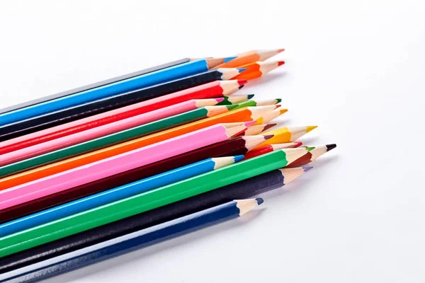 Beyaz arka plan üzerinde farklı renkteki pensils. — Stok fotoğraf