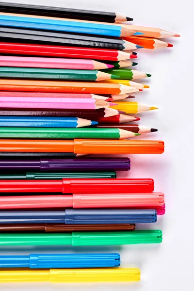 Барвисті олівці та маркери, білий фон . — стокове фото