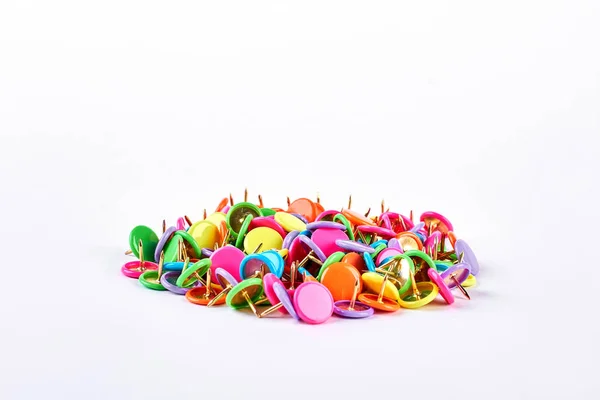 Stapel van veelkleurige push pins. — Stockfoto