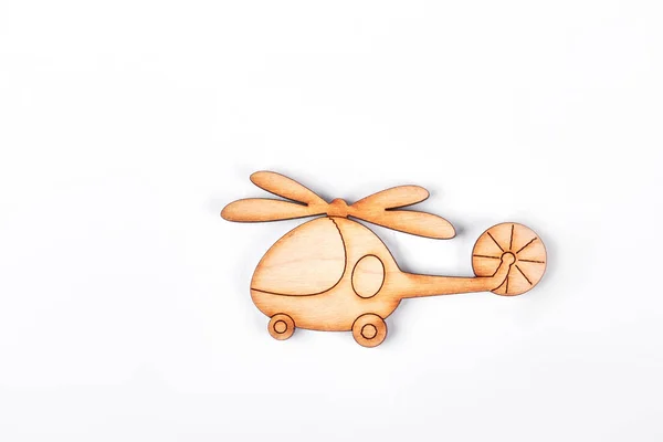 Helicóptero de brinquedo dos desenhos animados, fundo branco . — Fotografia de Stock