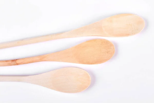 Cucharas de madera sobre fondo blanco. — Foto de Stock