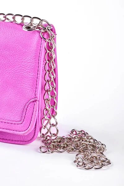 Bolsa rosa fêmea com corrente . — Fotografia de Stock