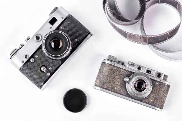 Cámaras obsoletas sobre fondo blanco . — Foto de Stock