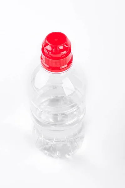 Botella mineral de agua, fondo blanco . — Foto de Stock