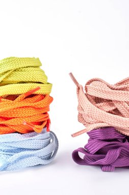 Çok renkli ayakkabı bağcıklarımı kümesi.