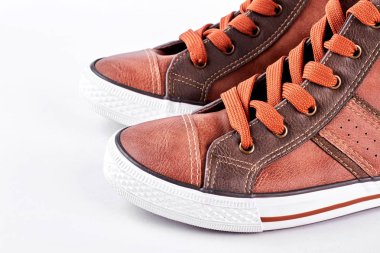 Kırpma yolu ile modern deri spor ayakkabı.