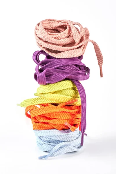 Stos różnych kolorach sznurowadła. — Zdjęcie stockowe